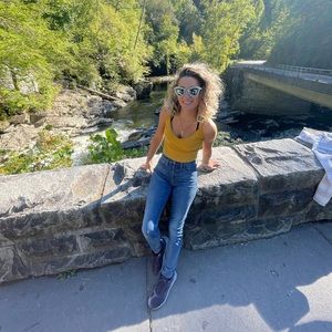 Meet your Posher, Alexia